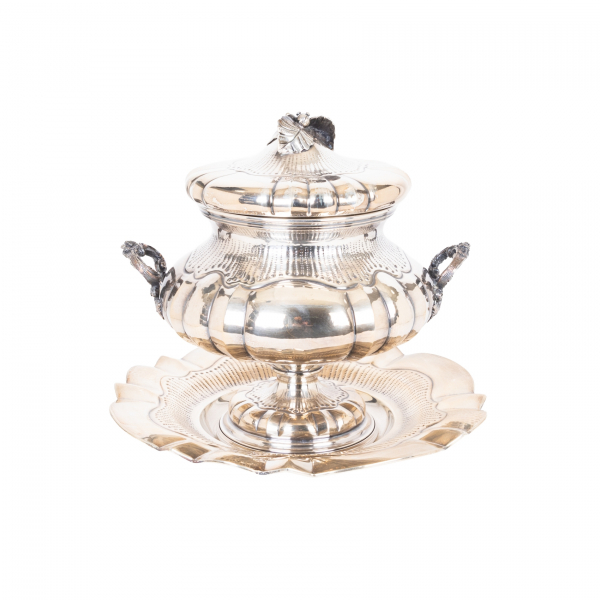 Gran sopera con plato en plata espa&ntilde;ola punzonada 925 con decoraciones polilobuladas, cinceladas y de motivos vegetales, s.XX.