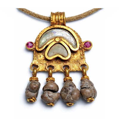 COLGANTE BIZANTINO (Imperio Bizantino, Edad Media) de oro y piedra bezoar.