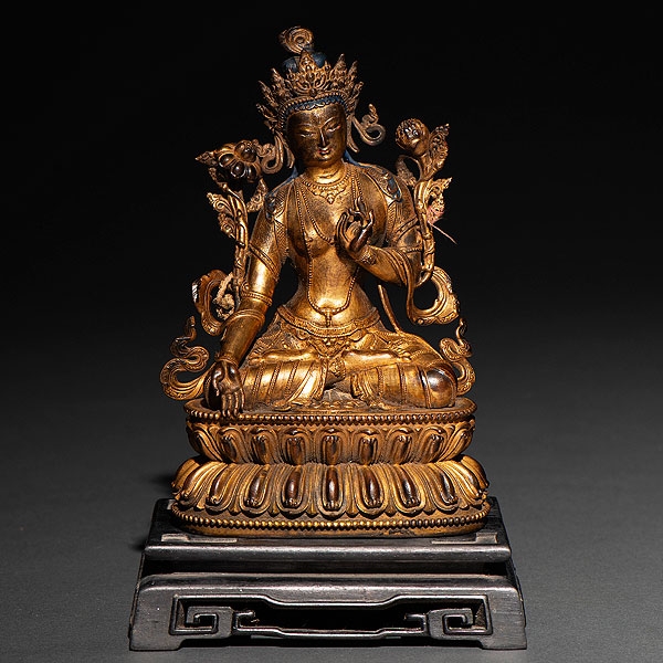 &quot;Buda sobre flor de loto&quot; Figura escultórica en bronce dorado. Trabajo Chino, Siglo XIX