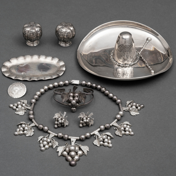 Conjunto de sombrero, collar, saleros, pulsera, pendientes, brazalete y bandeja en plata mexicana Sterling 925.