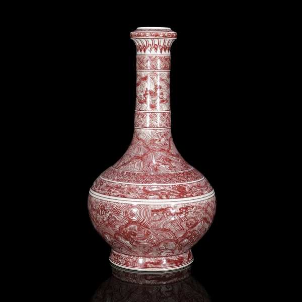 Jarrón de porcelana "Dragones y olas", dinastía Qing. 