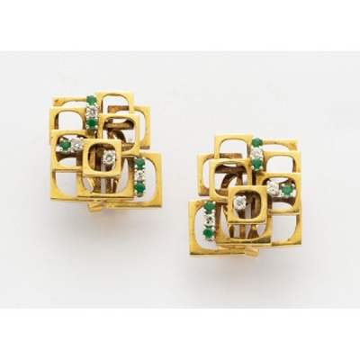 Pendientes en oro amarillo con decoración geométrica, 10 esmeraldas y 10 diamantes talla brillante 