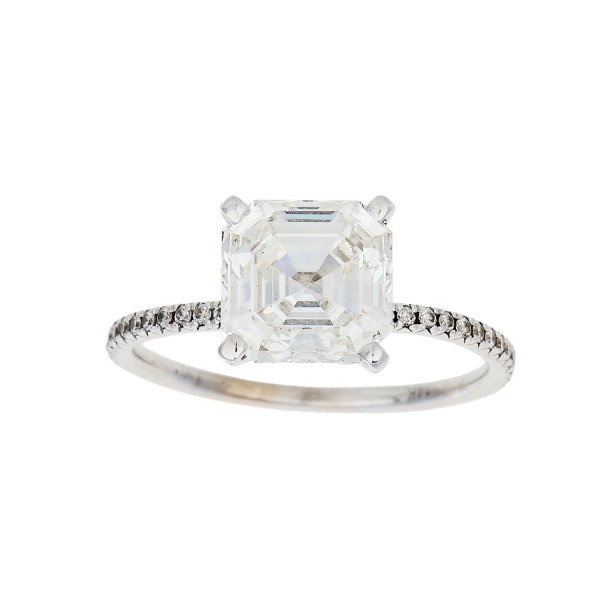 Sortija en oro blanco 14K con diamante central talla asscher y brazos de diamantes talla brillante 