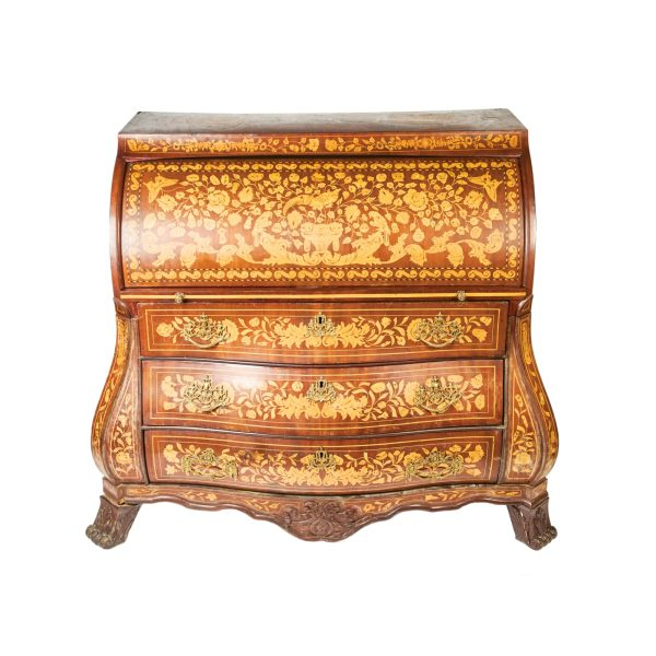 Bureau de cilindro holandés en madera de caoba con marqueterías contrastadas en boj de motivos florales, aves e insectos, fles. del s.XVIII. 