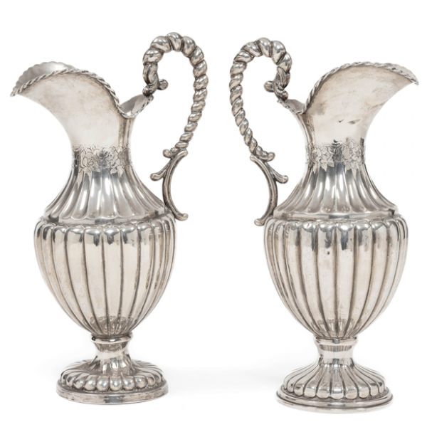 Conjunto de dos jarras de agua en plata española y punzonada del siglo XX. Ley, 925.