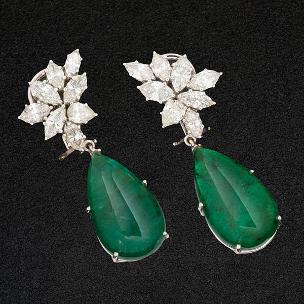 Magníficos pendientes de oro blanco de 18 K. con perillas cabujón de esmeralda talla pera 