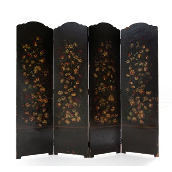 Biombo de 4 hojas en madera lacada en negro y pintada con decoración de flores.  Época: S. XIX