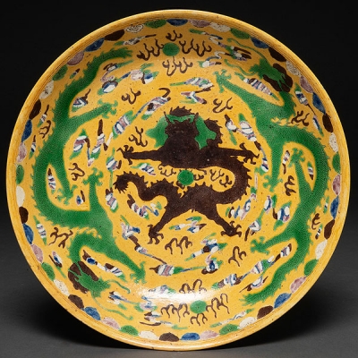 Gran plato en porcelana china amarilla y verde. Trabajo Chino, Siglo XIX