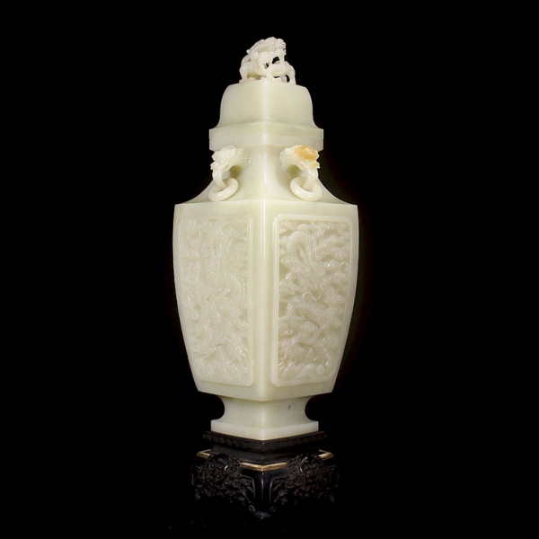 Jarrón de jade blanco de Hetian "Dragones", dinastía Qing. 