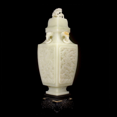 Jarrón de jade blanco de Hetian &quot;Dragones&quot;, dinastía Qing. 