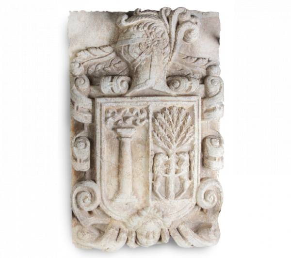 Escudo nobiliario de piedra tallada con decoración de cueros recortados.  Trabajo español, ff. del S. XVI - pp. del S. XVII 