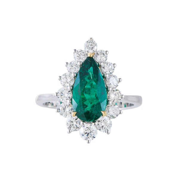 Sortija rosetón con esmeralda talla perilla orlada por diamantes talla brillante.