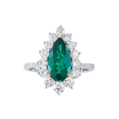 Sortija rosetón con esmeralda talla perilla orlada por diamantes talla brillante.
