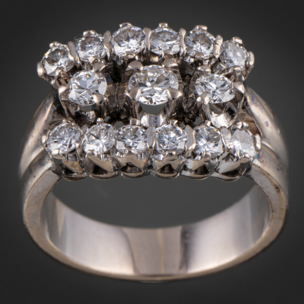 Anillo en oro blanco de 18kt con tres bandas de brillantes.