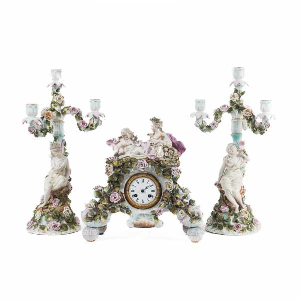 Reloj con guarnición alemán en porcelana esmaltada de Sajonia, s.XIX.  
