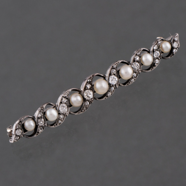 Alfiler en oro blanco de 18 kt con brillantes talla antigua y perlas cultivadas de finales del siglo XIX
