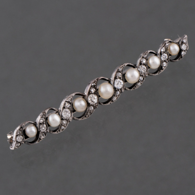 Alfiler en oro blanco de 18 kt con brillantes talla antigua y perlas cultivadas de finales del siglo XIX