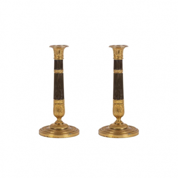 Pareja de candeleros Imperio. Restauración S. XIX.   Realizados en bronce dorado al mercurio y pavonado.