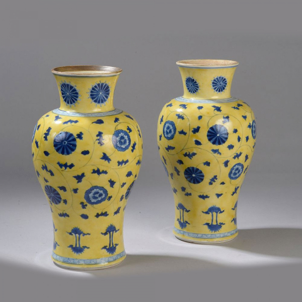 Pareja de jarrones balaustre de porcelana - Dinastia Qing. Período Kangxi siglo XVIII.