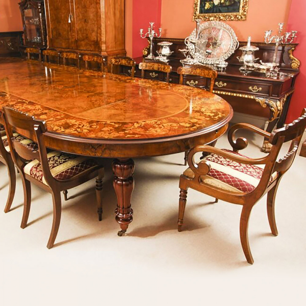 Gran Mesa de comedor de estilo victoriano hecha en madera de nogal y marquetería con 18 sillas, siglo XXI.