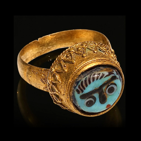Anillo medieval “veneciano” en oro puro con pasta vítrea, siglos XII–XIII.
