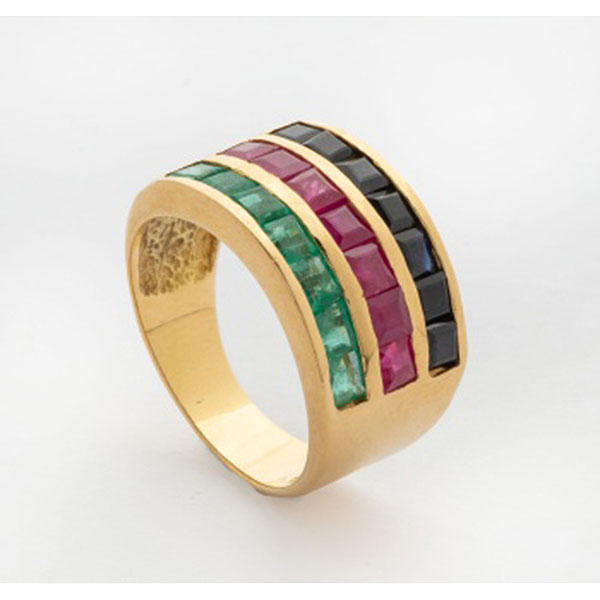 Sortija en oro amarillo con 3 filas de rubíes, esmeraldas y zafiros.