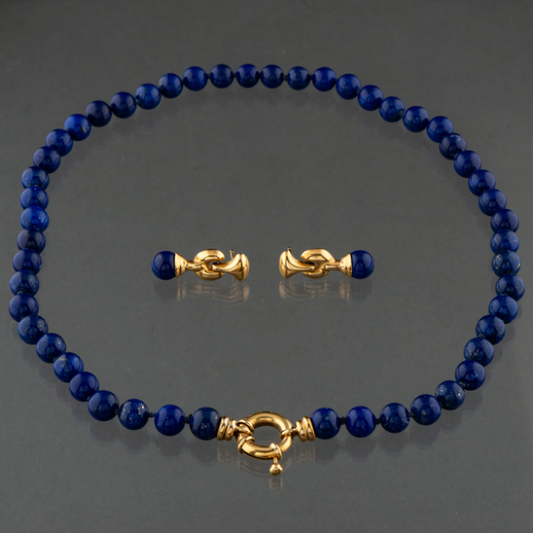 Conjunto de collar y pareja de pendientes en bolas de piedra lapislázuli con cierre en oro amarillo de 18 kt.