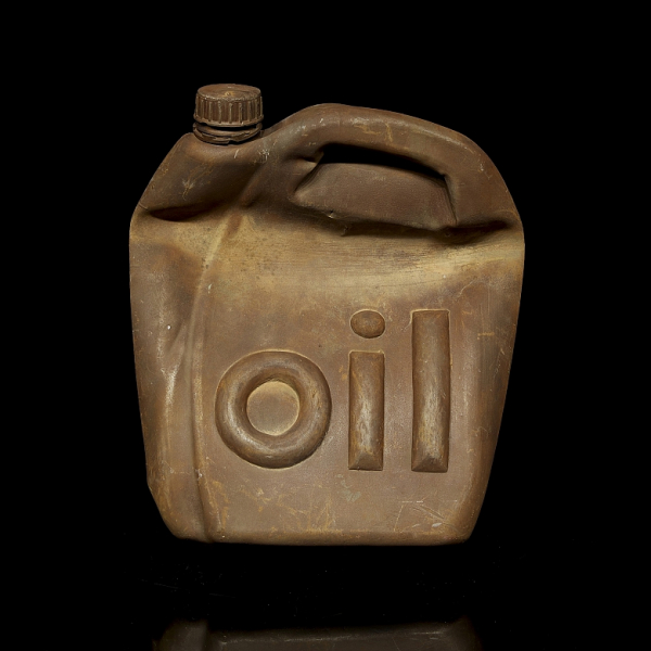Will Coles (1972) "Oil".  Resina reforzada con fibra de vidrio y polvo de hierro. Firmado "W" en el reverso. 