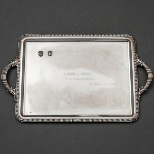 Bandeja de dos asas en plata española y punzonada del siglo XX.