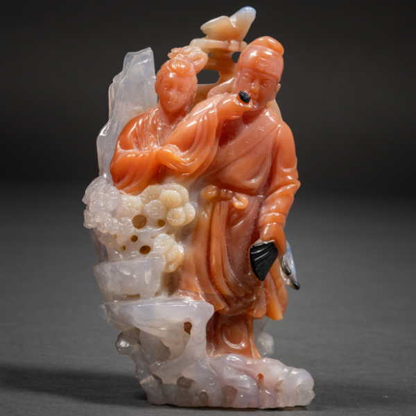 "Anciano con Dama" Figura tallada en piedra de ágata de tres colores del siglo XX.