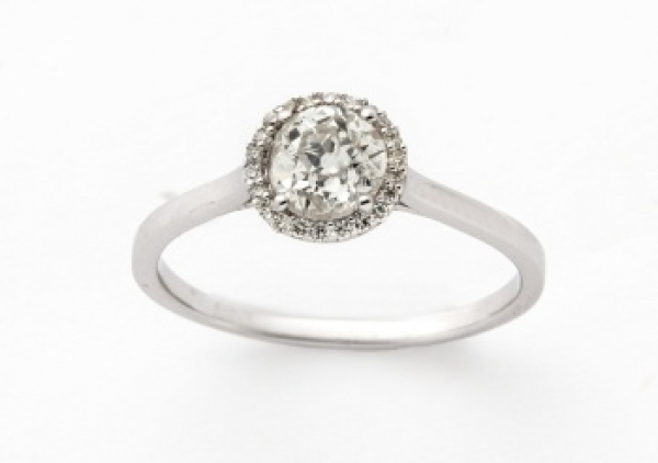 Sortija en oro blanco con diamante talla brillante central con un peso total de 0,80 cts.aprox.