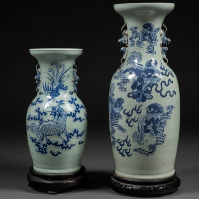Conjunto de dos jarrones chinos en porcelana con decoración floral y leon foó. Trabajo chino, Siglo XIX.
