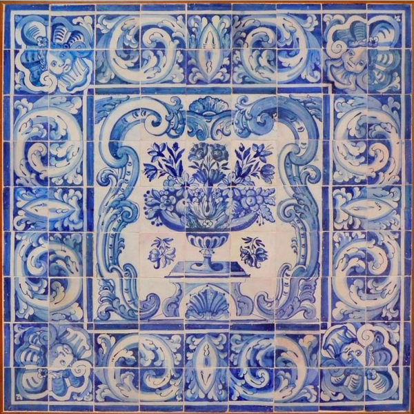 Panel de azulejos portugueses con decoraci&oacute;n geom&eacute;trica del siglo XVII.    Restaurado. 