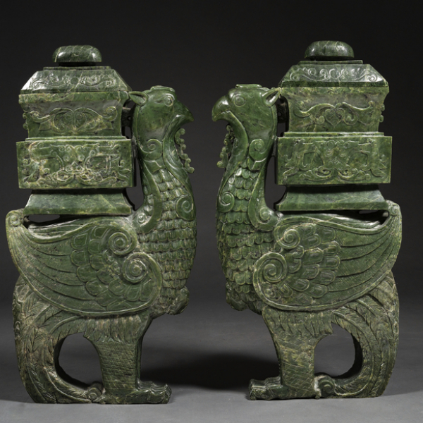 Importante pareja de Jarrones Chinos en forma de animales alados en jade verde color espinaca. Trabajo Chino, Siglo XX