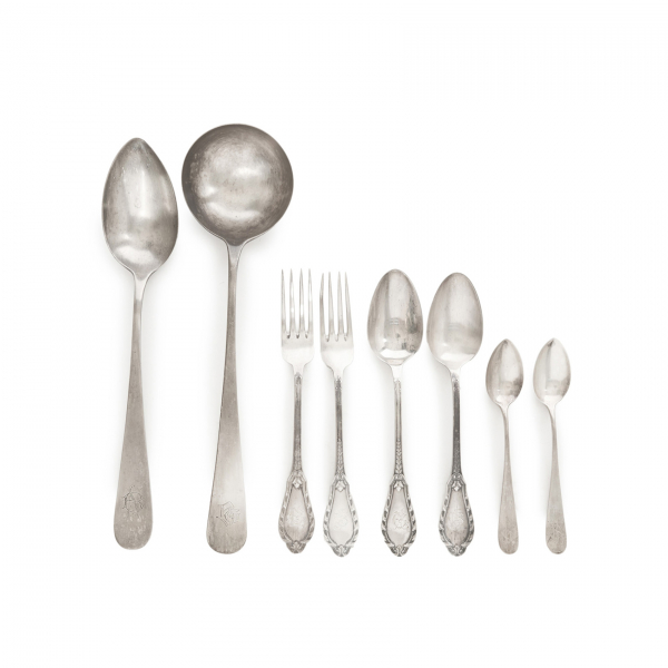 Lote de 22 piezas de cubertería variada en plata española punzonada, s.XX.