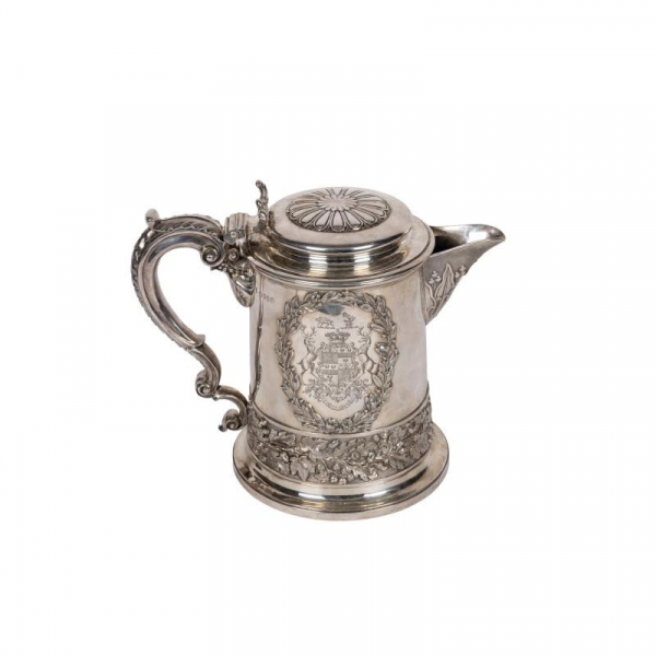 Importante tankard Jorge III en plata inglesa punzonada, ley 925. Del orfebre John Bridge (1775-1834), con marcas de localidad de Londres, 1826.