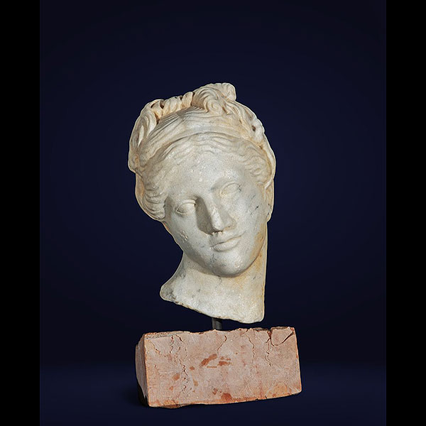 Escuela Neoclásica del siglo XVIII - Cabeza de Diana cazadora, Marmol labrado