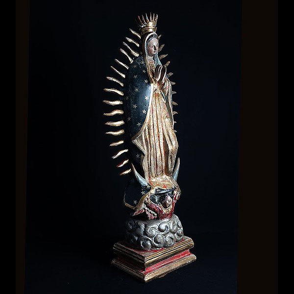 Importante Virgen de Guadalupe en Talla Policromada y Dorada , escuela colonial Mexicana del siglo XVII, Virreinato de Nueva España.