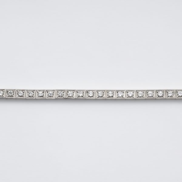 Pulsera rivière diseño geométrico en oro blanco con diamantes talla brillante engastados en garras.