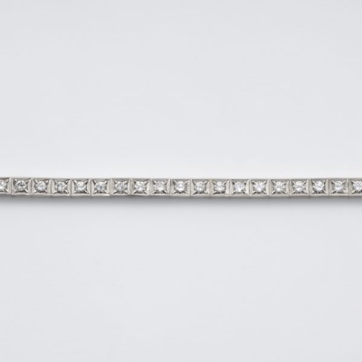 Pulsera rivi&egrave;re dise&ntilde;o geom&eacute;trico en oro blanco con diamantes talla brillante engastados en garras.