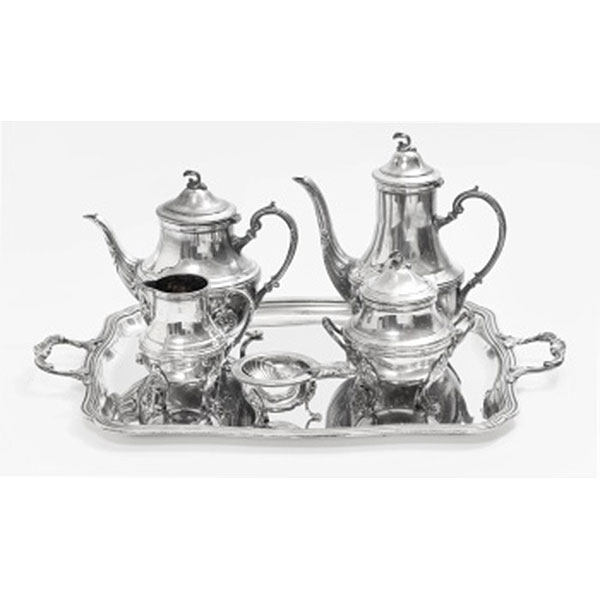 Juego de café y bandeja en plata con decoración vegetal, flores y rocallas platero Cruz de Malta. S. XX