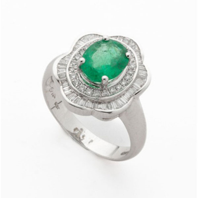 Sortija en oro blanco con esmeralda central y cuajado de diamantes talla brillante y talla baguette con un peso total de 0,59 cts. aprox.