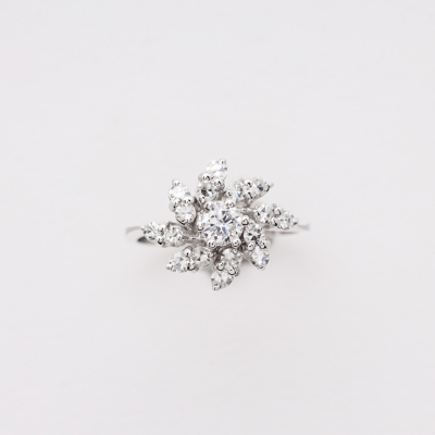 Sortija en oro blanco con aspas de diamantes talla brillante.  Peso diamantes: 0,55 ct. aprox.