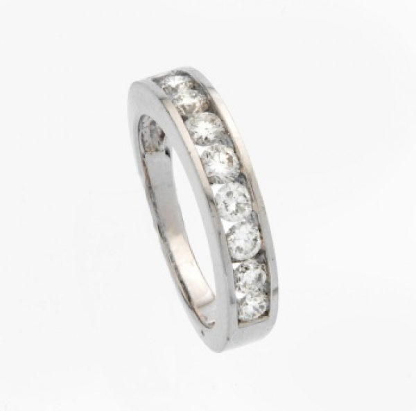 Media alianza en oro blanco con 9 diamantes talla brillante con un peso total de 1,1 cts. aprox.