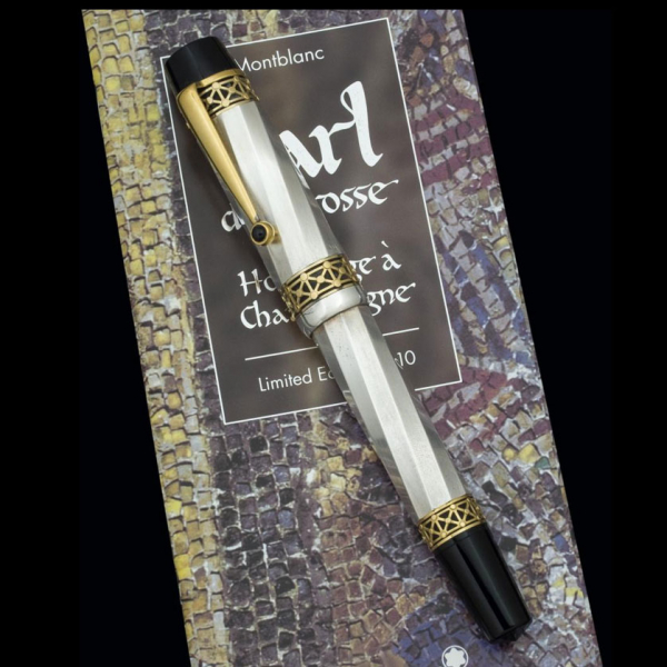 Estilográfica Montblanc "Carlomagno".   Perteneciente a la serie "Patrones de las Artes". Numerada 3437/4810.