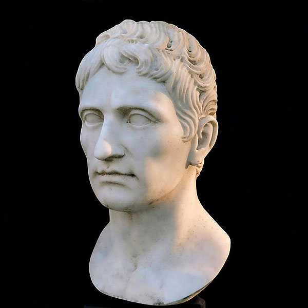 Busto de "Augustus Imperatoris" en mármol de Carrara, Italia, siglo XX.   Mármol de Carrara labrado.