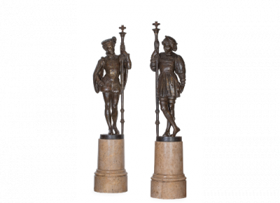 Pajes con lanzas.  Pareja de torcheros de hierro con restos de dorado.  Seg&uacute;n Mathurin Moreau, Francia finales del S. XIX. 