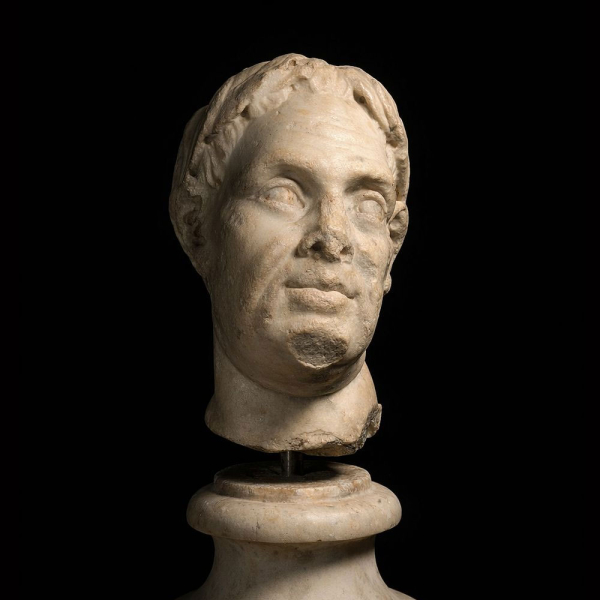 Monumental cabeza de "Senador o Patricio Romano" en m&aacute;rmol blanco, Italia y posiblemente siglos XVI o XVII.