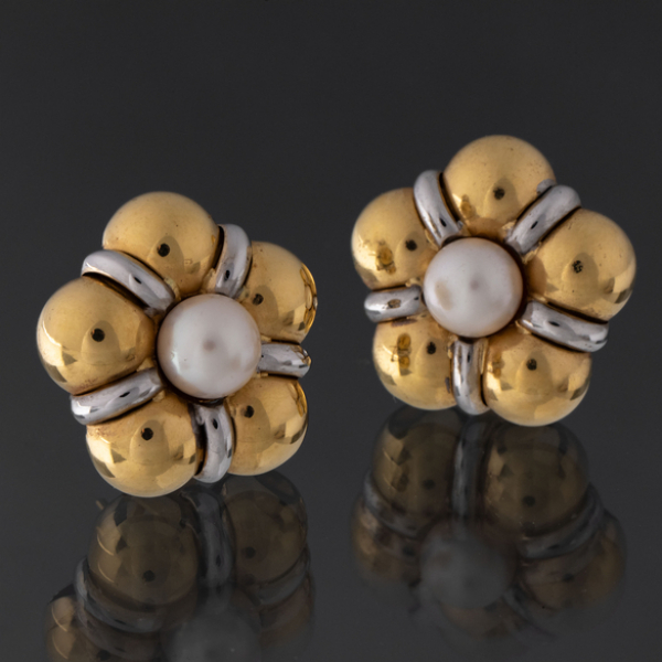 Pareja de pendientes en forma de flor en oro amarillo, oro blanco de 18 kt con perla central.