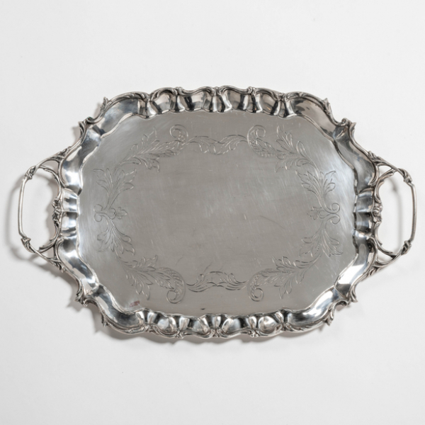 Bandeja de dos asas en plata espa&ntilde;ola y punzonada del siglo XX.